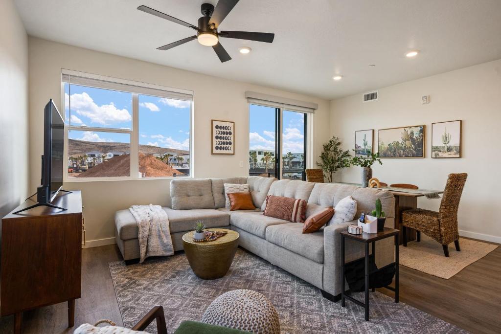 een woonkamer met een bank en een flatscreen-tv bij Palm Cove condo in Atkinville