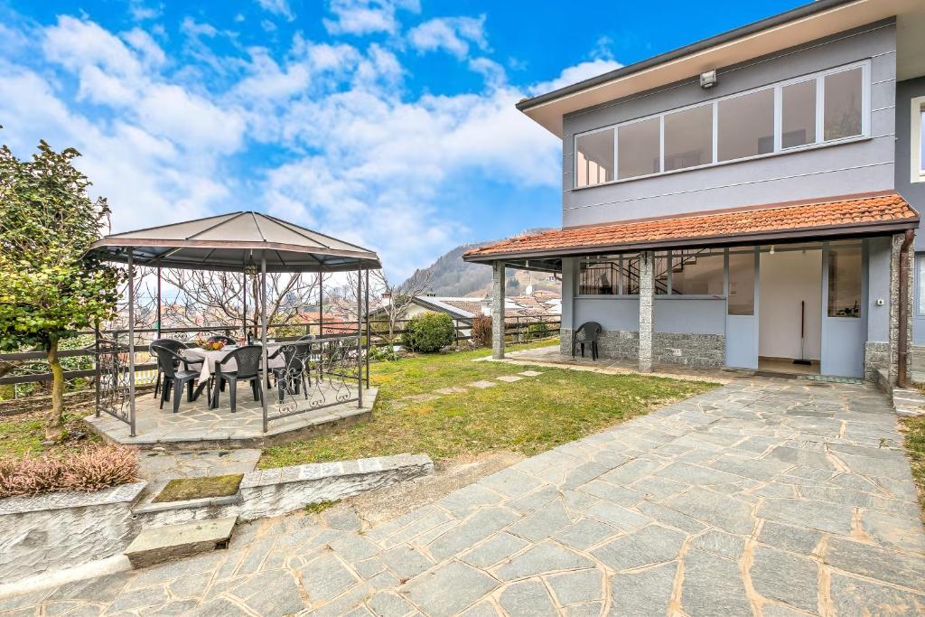 una casa con patio e gazebo di Zio Enry Terrace Apartment Orta Lake - Happy Rentals ad Armeno