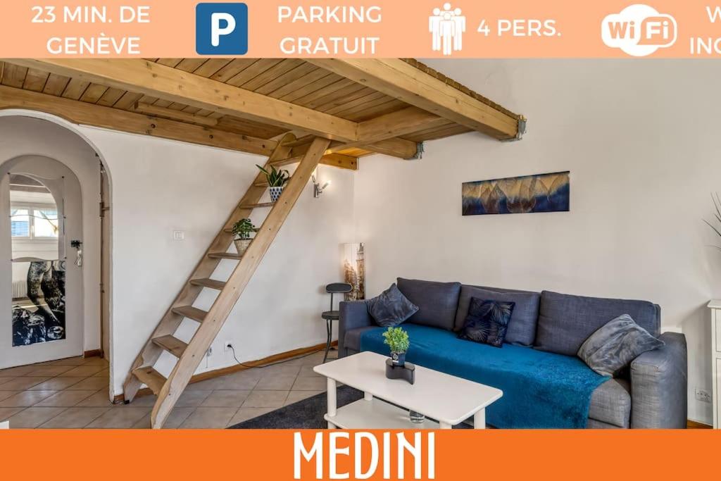 - un salon avec un canapé bleu et un escalier dans l'établissement ZenBNB / Medini / Parking / 4 pers. / WiFi /, à Annemasse