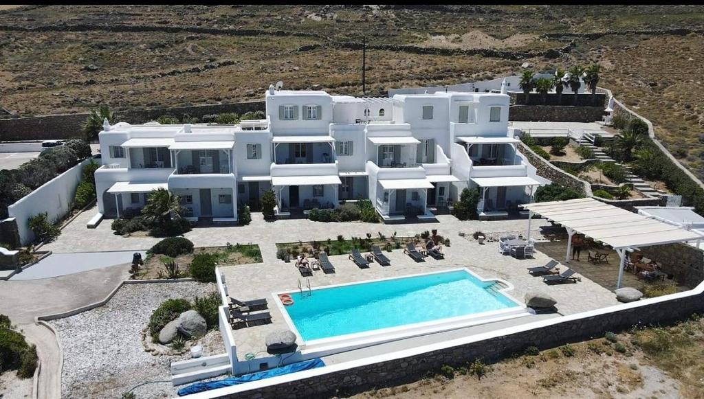 Θέα της πισίνας από το Yakinthos Residence ή από εκεί κοντά