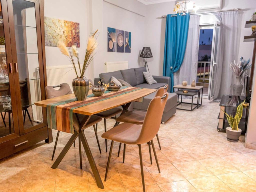 a living room with a table and a couch at A Casa D'Irene in Perea