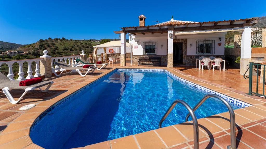 - une piscine en face d'une maison dans l'établissement Casa Amparo Casitas Select, à Frigiliana