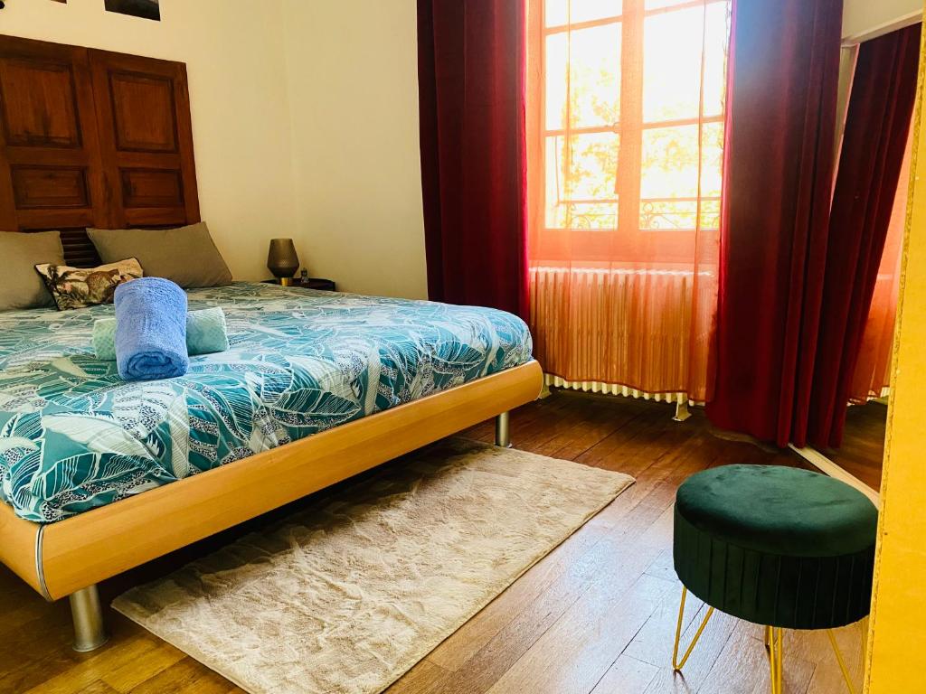 - une chambre avec un lit doté de draps bleus et une fenêtre dans l'établissement Appartement vue lac Montreux, à Montreux