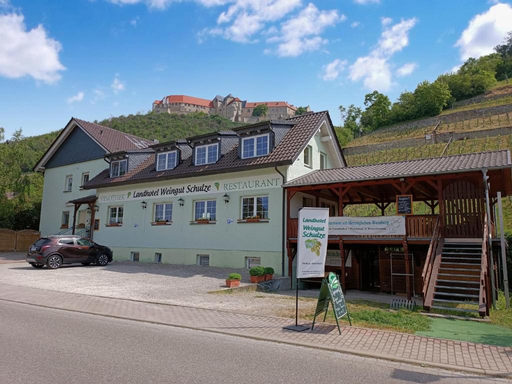 Nespecifikovaný výhled na hory nebo výhled na hory při pohledu z hotelu