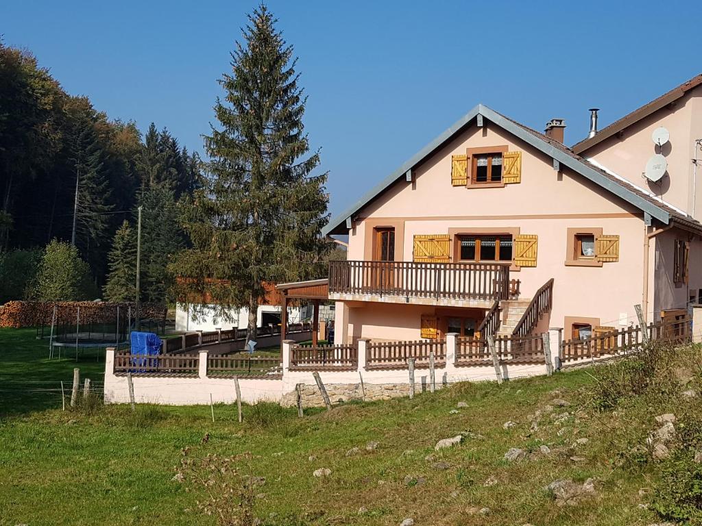 une maison sur une colline avec une clôture dans l'établissement gite cocoon neuf proche GERARDMER, à Vienville