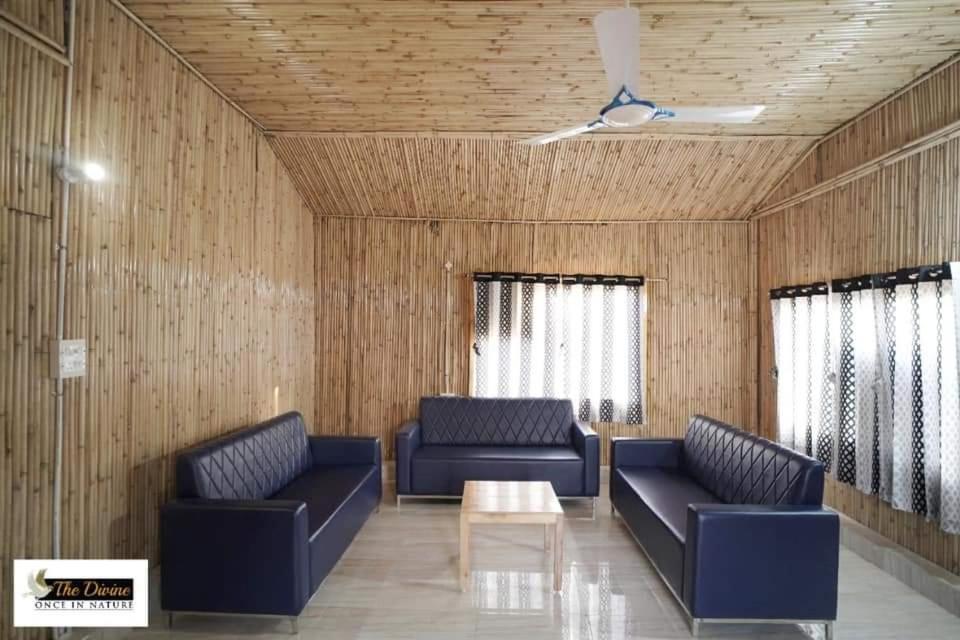 een woonkamer met 2 banken en een tafel bij The Divine - Once in Nature in Kalka