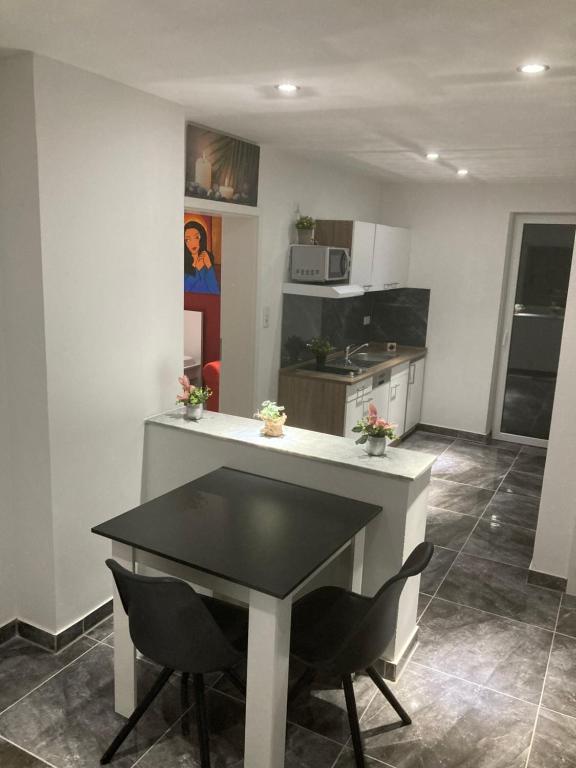 cocina con mesa y sillas en una habitación en Sofa Apartment, en Seeheim-Jugenheim