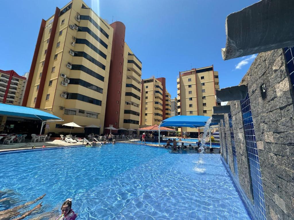 une grande piscine dans une ville avec de grands bâtiments dans l'établissement Parque das Águas Quentes, à Caldas Novas