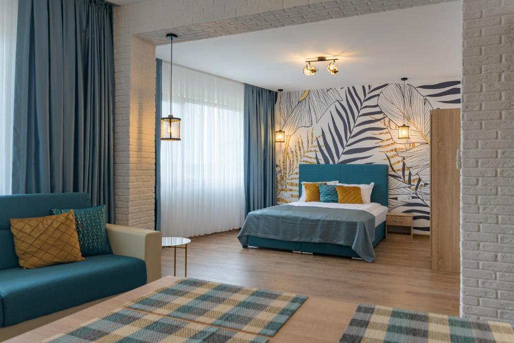 une chambre d'hôtel avec un lit et un canapé dans l'établissement Къщата, à Isperikh