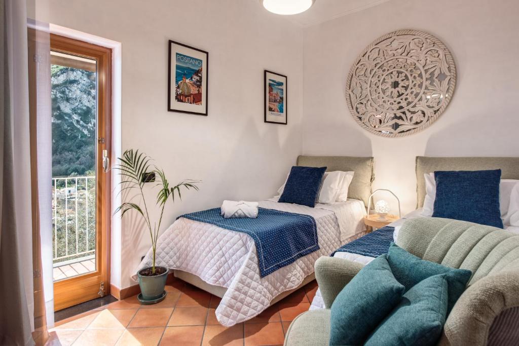 une chambre avec deux lits et un canapé dans l'établissement Villa Islamorada Pool and Sea View, à Massa Lubrense 86 autres photos