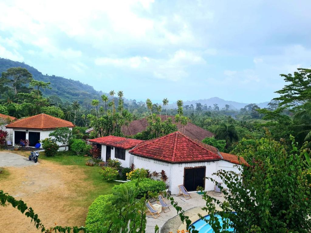 an image of a house in the mountains at La Casa Bianca Samui in Amphoe Koksamui