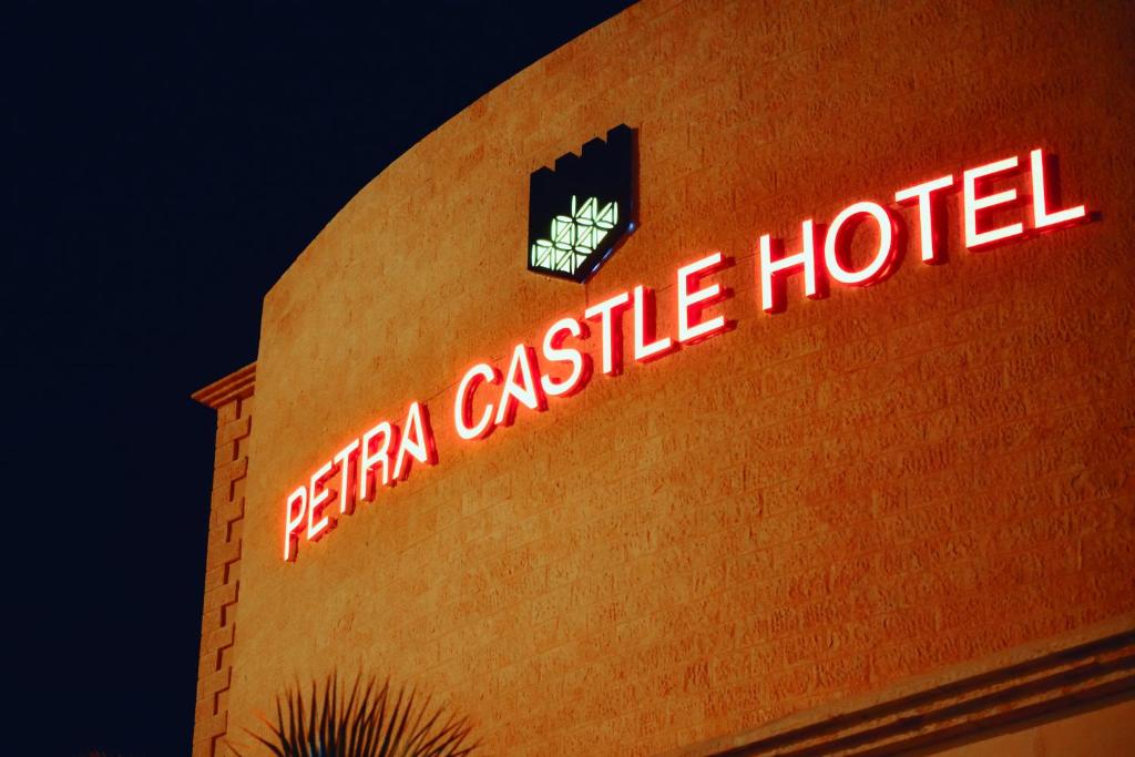 Certifikát, hodnocení, plakát nebo jiný dokument vystavený v ubytování Petra Castle Hotel