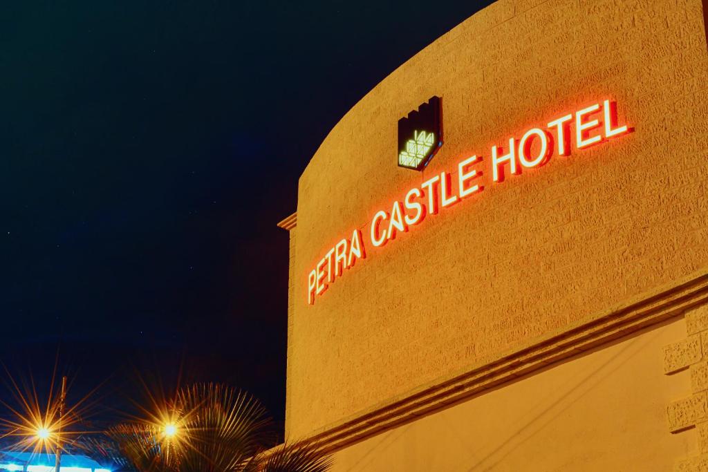 Certifikát, hodnocení, plakát nebo jiný dokument vystavený v ubytování Petra Castle Hotel