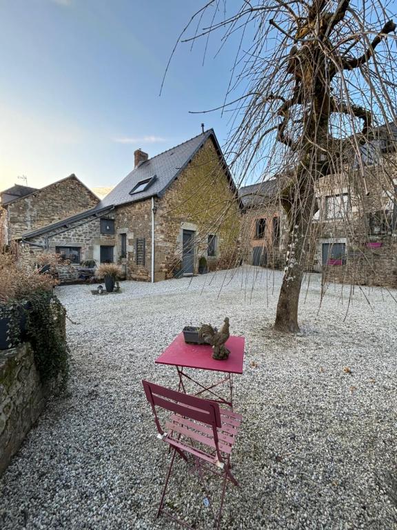 a pink table with a teddy bear sitting on top of it at Gite le Patis in Pré-en-Pail