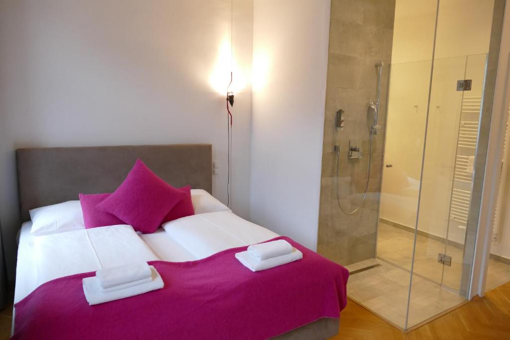Uma cama ou camas num quarto em KS70 Apartments