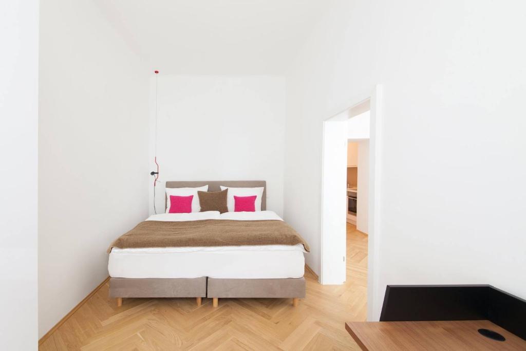Uma cama ou camas num quarto em KS70 Apartments