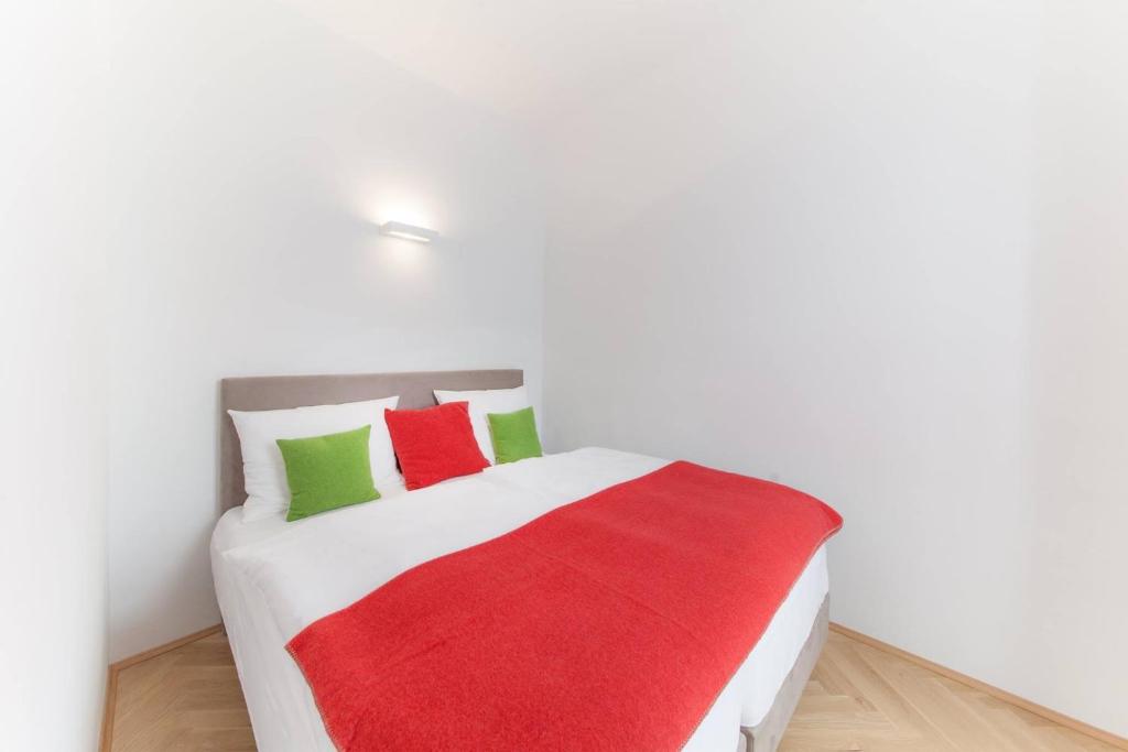 Uma cama ou camas num quarto em KS70 Apartments