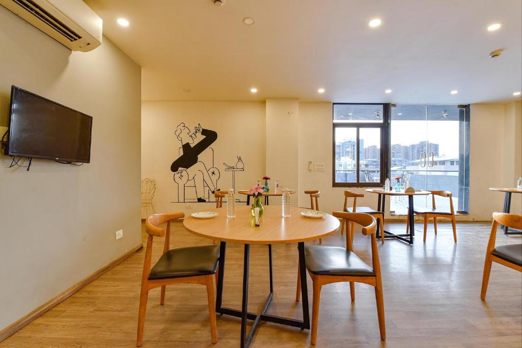 TV a/nebo společenská místnost v ubytování FabHotel NY Townhouse