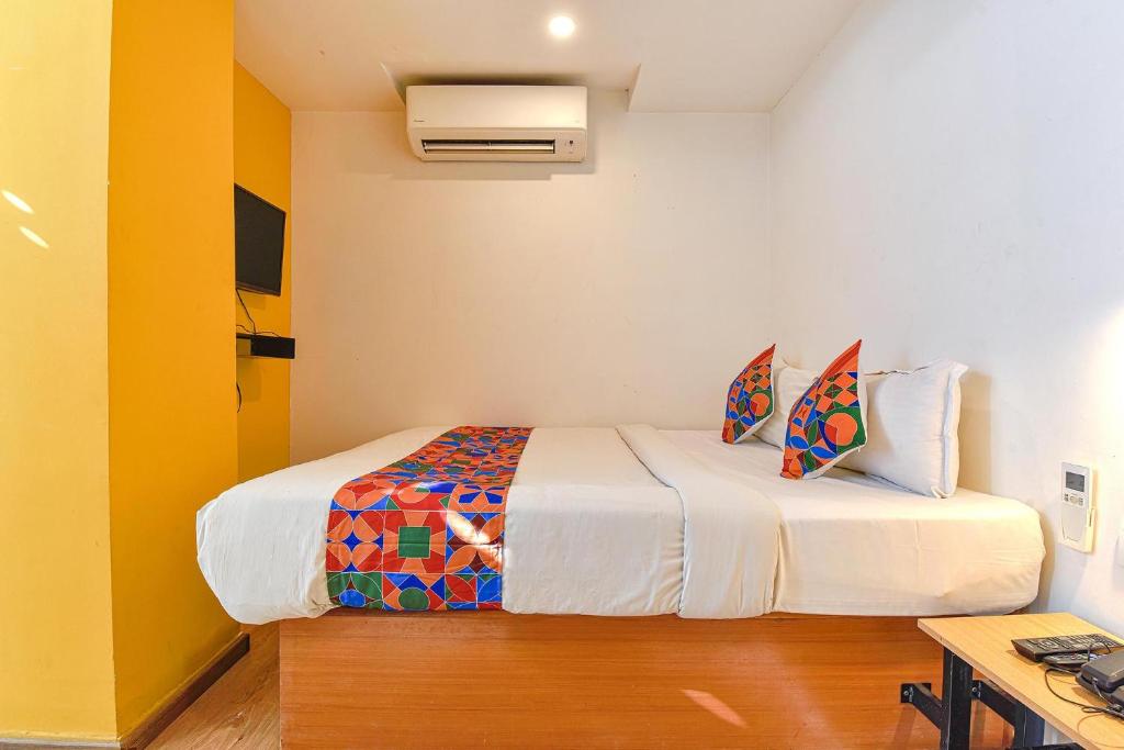 Postel nebo postele na pokoji v ubytování FabHotel NY Townhouse