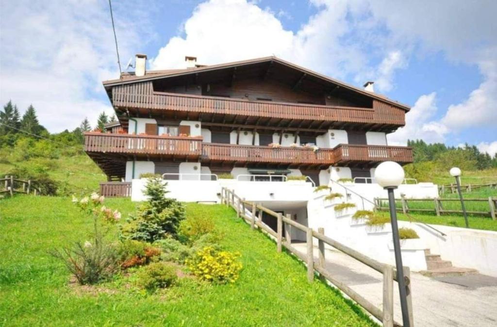 un bâtiment avec une clôture devant lui dans l'établissement Mansarda Natalia, à Gallio