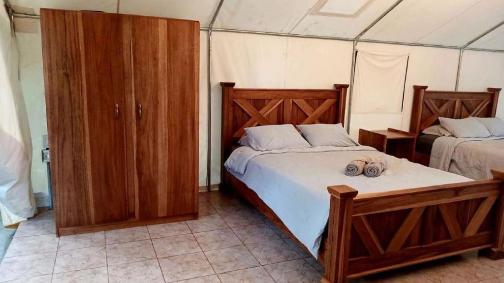 Postel nebo postele na pokoji v ubytování Volcano Tenorio Glamping Ranch - 3 Tents