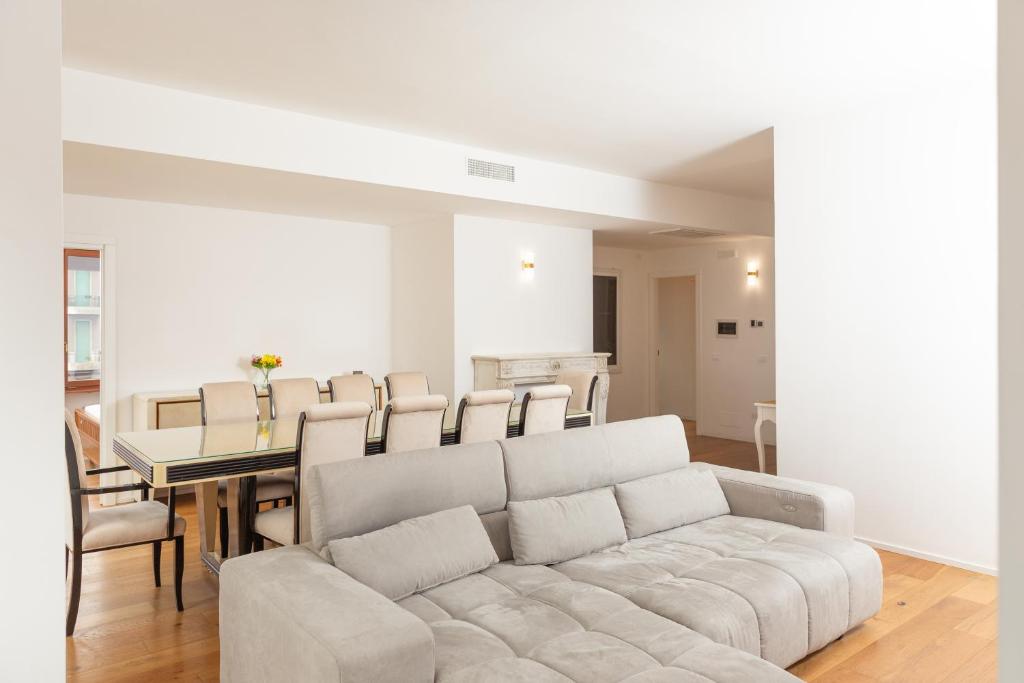 sala de estar con sofá y mesa en FREE Parking - 5 Star - Sauna Luxury Apartment, en Milán