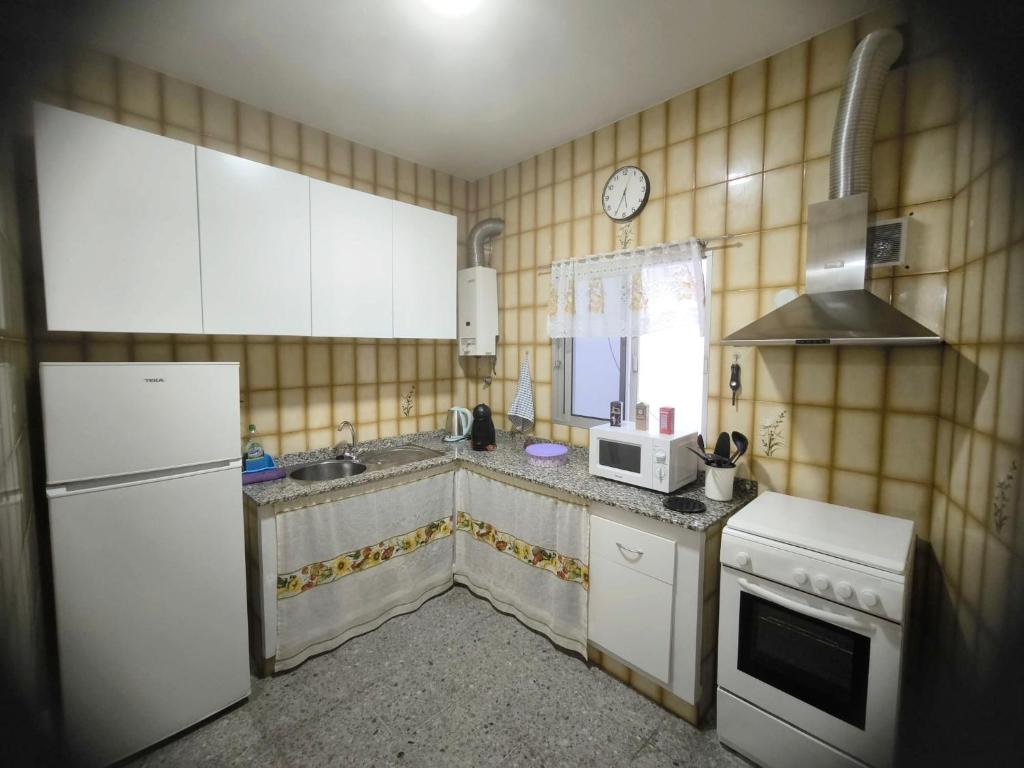 eine Küche mit einem weißen Kühlschrank und einer Spüle in der Unterkunft Casa María in Santa Cruz de Tenerife