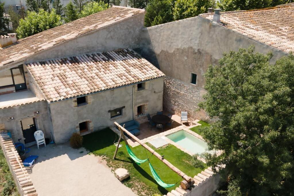 z góry widok na dom z basenem w obiekcie Can Óscar Rural Casa con piscina y barbacoa ideal para famílias w mieście Mediona