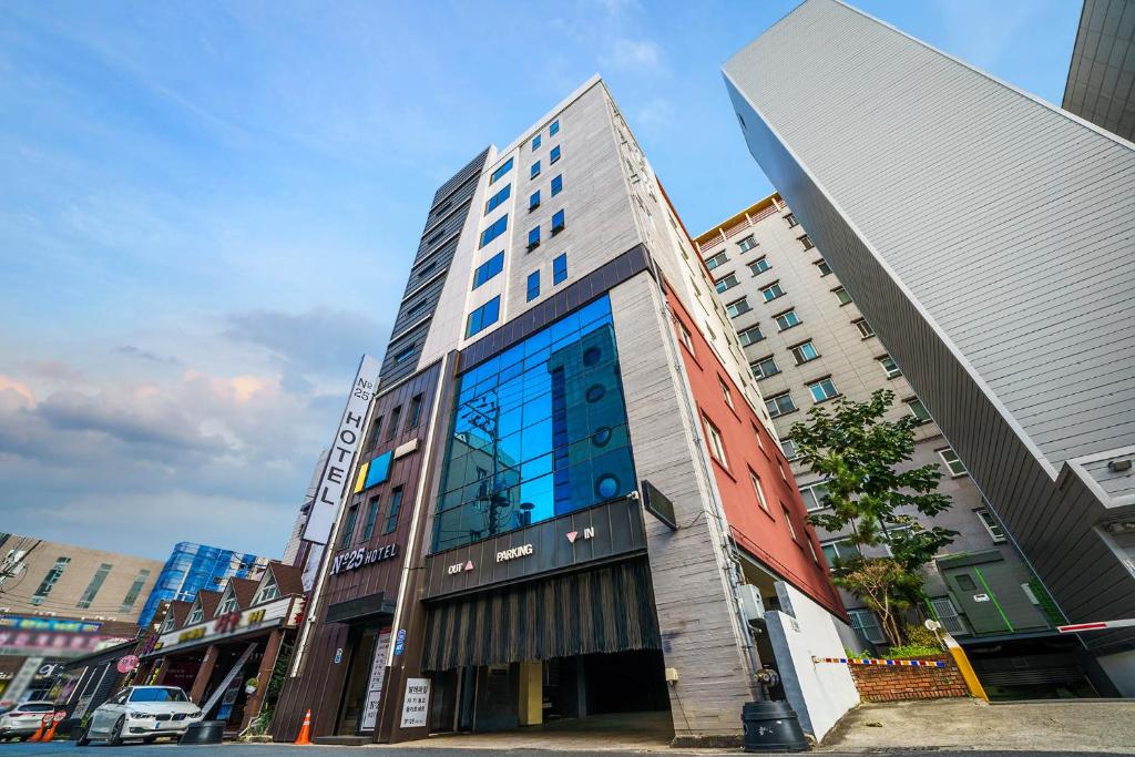 um edifício alto numa rua da cidade com em Number 25 Gyeongju City Hall em Gyeongju