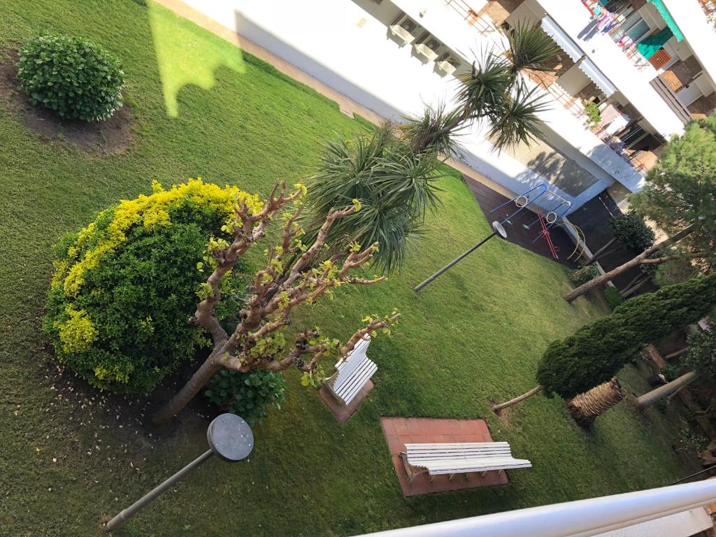 una vista aérea de un parque con un banco y árboles en Apartment Ruby, en Lloret de Mar