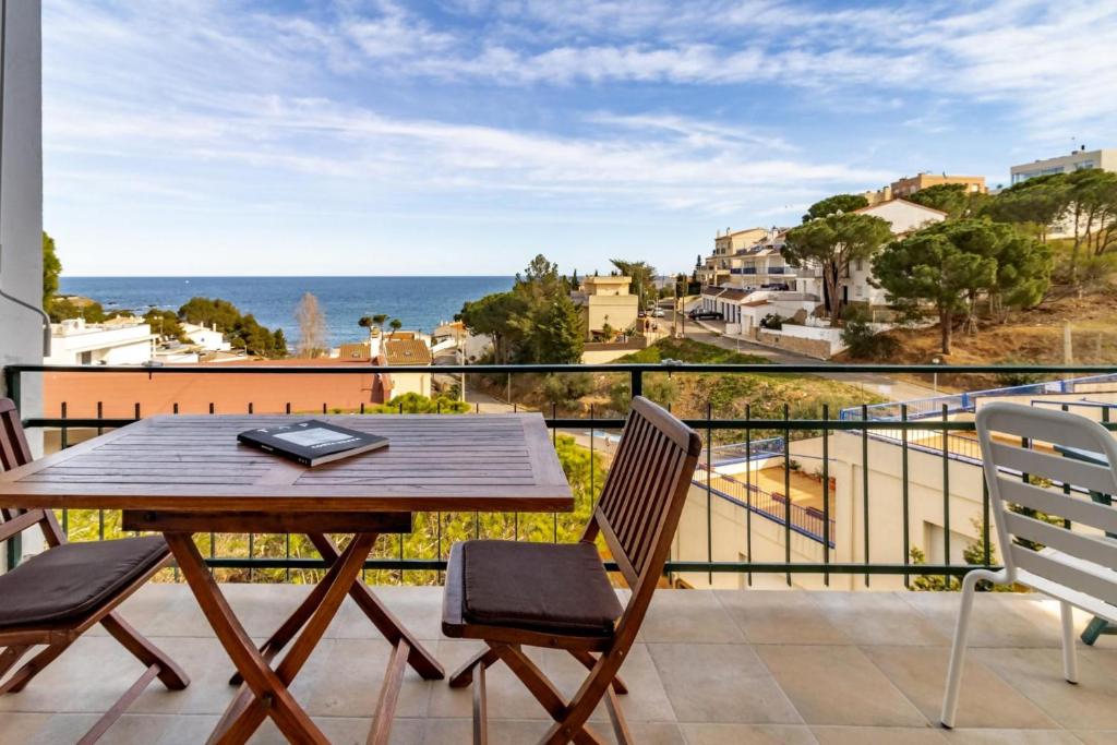 a table and chairs on a balcony with a view of the ocean at Les Tonyines 67 - Apartamento con vistas y terraza in Llança