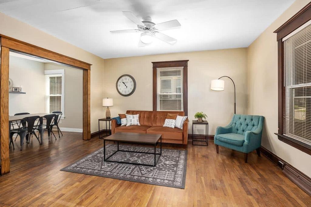 sala de estar con sofá y mesa en Charming 4BR Westside Home in Beer City USA en Grand Rapids