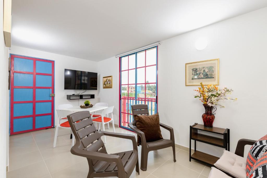 a living room with a table and chairs at Full Apartamento Privado 202 Guatapé in Guatapé