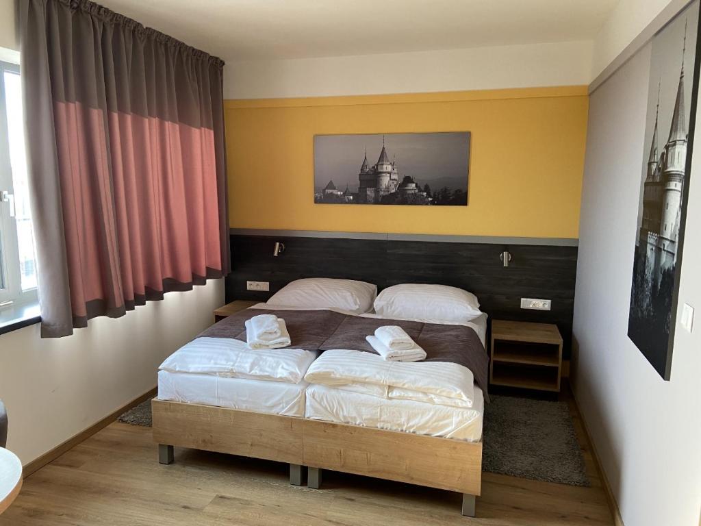 Postel nebo postele na pokoji v ubytování TANKER Apartments & Bistro Čaradice