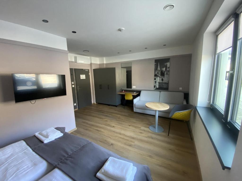 Postel nebo postele na pokoji v ubytování TANKER Apartments & Bistro Čaradice