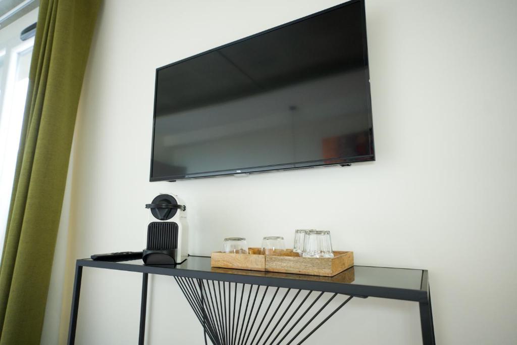 TV a/nebo společenská místnost v ubytování Arrow Hôtel