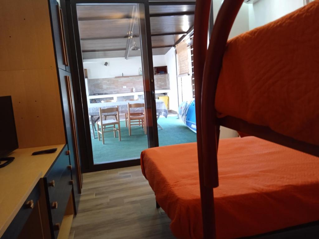 1 dormitorio con litera y comedor en Kite House Falconara en Licata