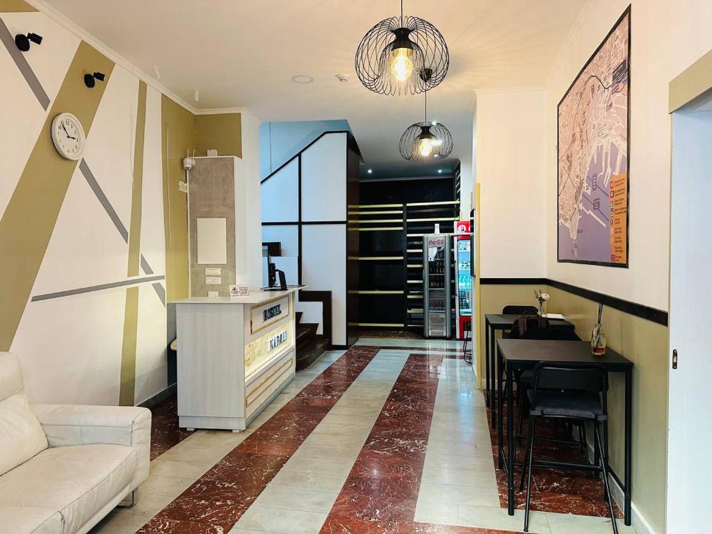 sala de estar con sofá y mesa en Hello Naples en Nápoles