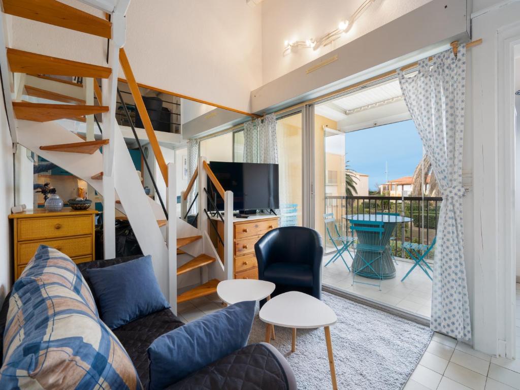 un salon avec un canapé et une chaise dans l'établissement AQUAPLAGE - B117 - Superbe duplex 6 pers, au Cap d'Agde
