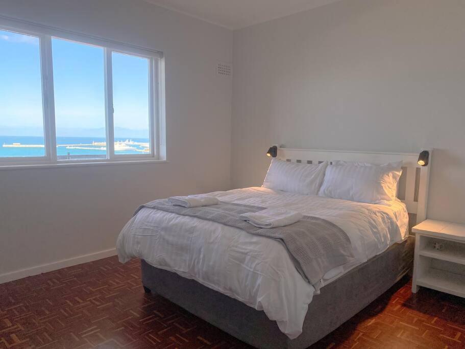Postel nebo postele na pokoji v ubytování Lock up & go apt w/ great views in Simons Town