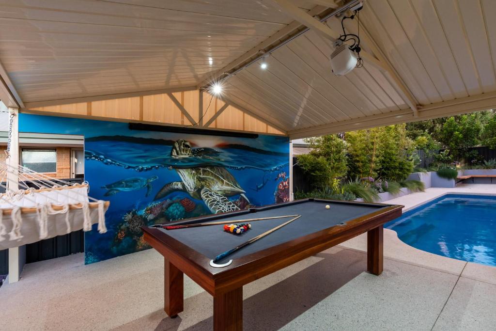 KinrossLuxury 5br villa with pool的凉亭内的台球桌,带游泳池