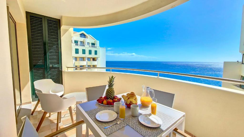 Glorious APT - pool & ocean view by LovelyStay