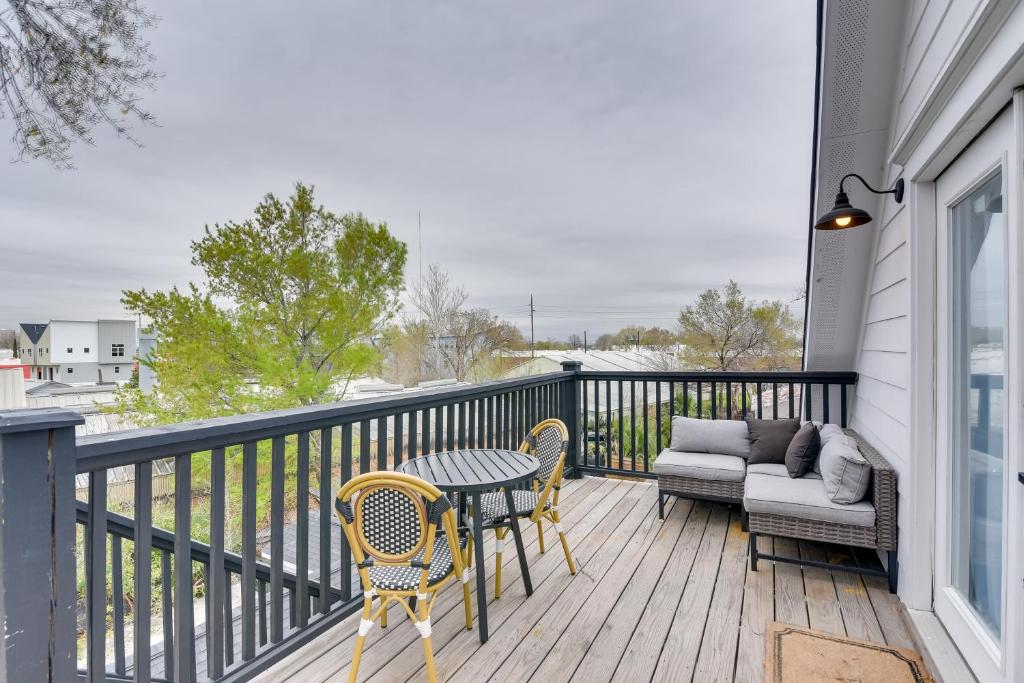 uma varanda com uma mesa e cadeiras e um sofá em Modern Houston Hideaway with Balcony 2 Mi to Dtwn! em Houston