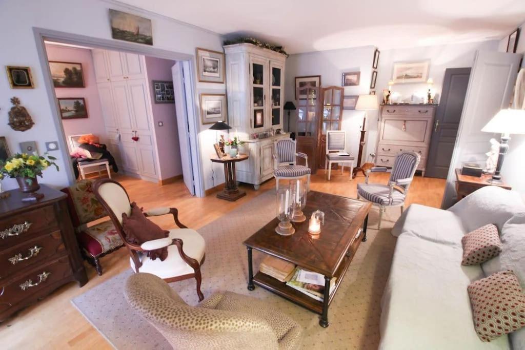 un salon avec un canapé blanc et des chaises dans l'établissement Le BILLANCOURT comfortable, spacious and well-equipped apartment, à Boulogne-Billancourt