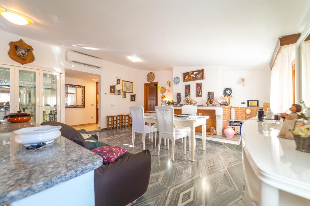 cocina y sala de estar con mesa y sillas en Brorent Domo de Aurora, en Olbia