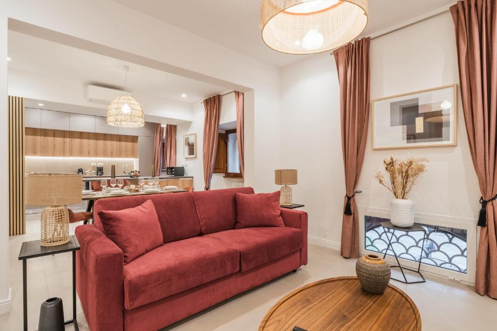 un salon avec un canapé rouge et une table dans l'établissement The Best in Rome Orologio, à Rome
