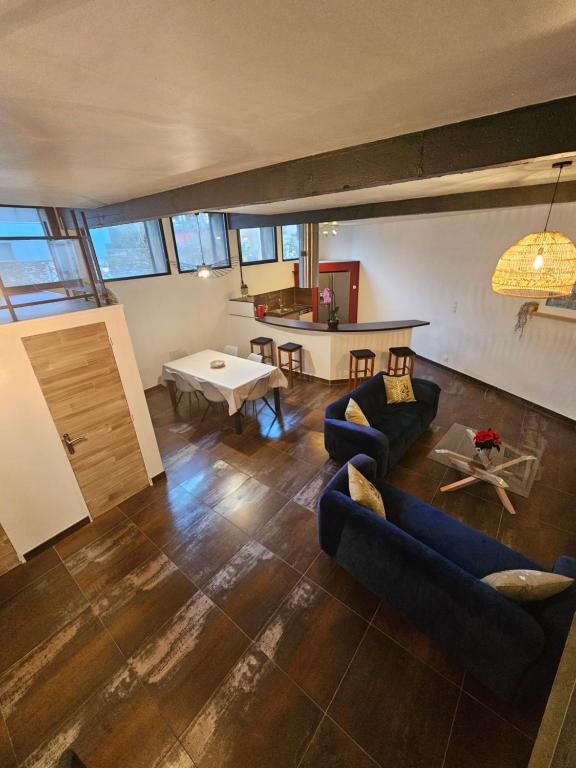 ein Wohnzimmer mit Sofas und einem Tisch in der Unterkunft Le loft in Landerneau