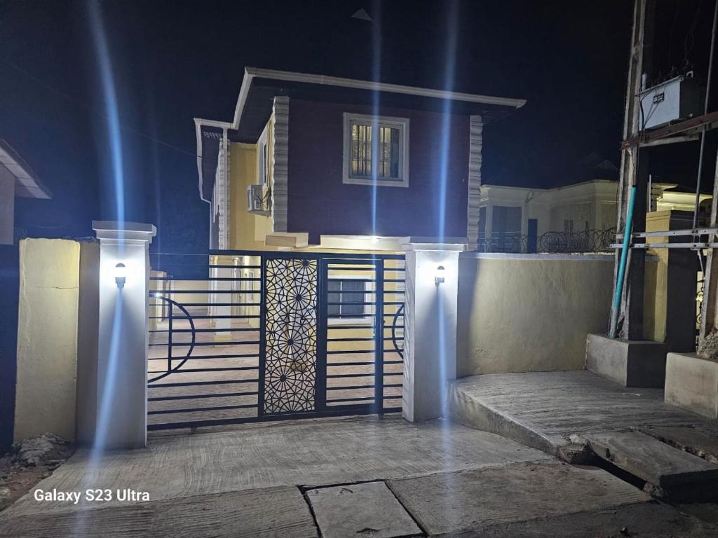 una casa con un cancello con le luci accese di notte di A-Plus Apartment ad Asi