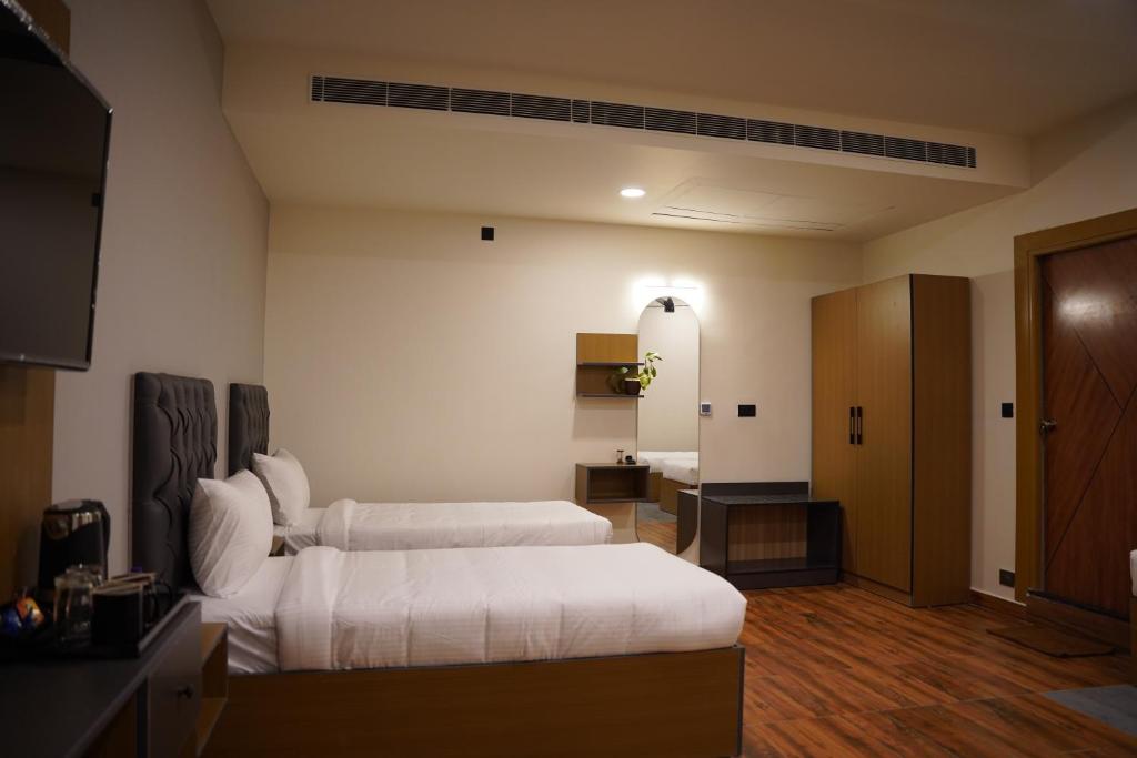 Postel nebo postele na pokoji v ubytování THE CONTINENTAL INN & SUITES
