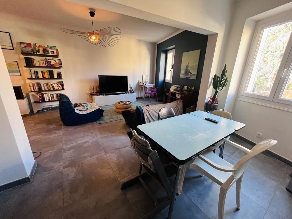 un salon avec une table et des chaises dans l'établissement Via Venaissia, à Pernes-les-Fontaines